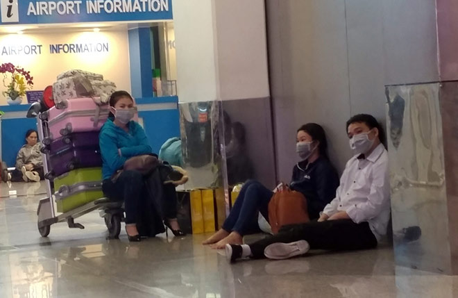 Nghìn người hành xác ở sân bay Tân Sơn Nhất rạng sáng 27 Tết Nghìn người hành xác ở sân bay Tân Sơn Nhất rạng sáng 27 Tết